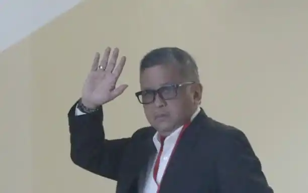 Hasto Kristiyanto di KPK saat menghadiri pemeriksaan sebagai saksi dalam kasus korupsi jalur Kereta Api di DJKA(Foto: Dok MI/Aswan)