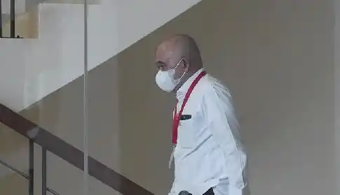 Heri Gunawan menuju ruang pemeriksaan KPK, Jumat (27/12/2024)