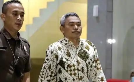 Anggota DPR Fraksi Partai NasDem Satori usai menjalani pemeriksaan di Gedung Merah Putih KPK, Jakarta, Jumat (27/12/2024). Satori sudah ketiga kalinya diperiksa sebagai saksi terkait kasus dugaan korupsi program dana CSR Bank Indonesia (BI)