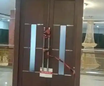 Komisi Pemberantasan Korupsi (KPK) menyegel ruangan kerja Bupati Bekasi di Komplek Pemerintahan Kabupaten Bekasi, Cikarang Pusat, Kabupaten Bekasi, Jawa Barat, Kamis (18/12/2025) malam. Tak hanya ruang kerja bupati, KPK juga menyegel Kantor Dinas Budaya, Pemuda dan Olahraga (Disbudpora) Kabupaten Bekasi.