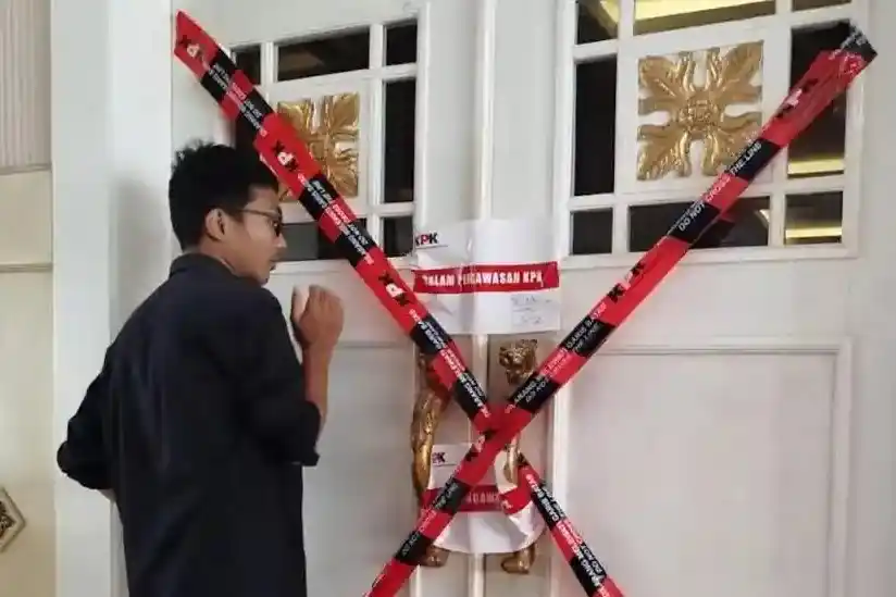 Ruang kerja Bupati Ponorogo di Gedung Graha Krida Praja (Lantai 8 )di Jalan Alun-Alun Utara, Kelurahan Mangkujayan, Kecamatan Ponorogo, Kabupaten Ponorogo, Jatim disegel KPK. Ruang kerja Sekda Ponorogo dan Bupati Ponorogo disegel oleh Komisi Pemberantasan Korupsi (KPK)