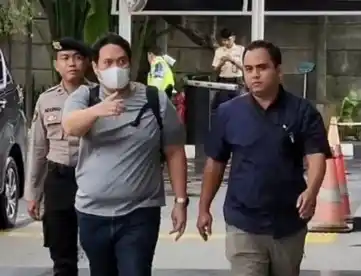 Kajari HSU, Kalsel Albertinus Parlinggoman Napitupulu tiba di gedung Merah Putih KPK, Kuningan, Jakarta Selatan, Jumat, 19 Desember 2025 (Foto: Dok MI/Adelio Pratama)