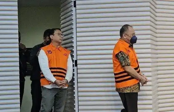 KPK tahan dua tersangka kasus dugaan korupsi jual beli gas antara PT PGN dan PT IAE, Danny Praditya dan Iswan Ibrahim (Foto: Repro)