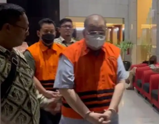 Ketua Gapensi Semarang Martono dan Dirut PT Deka Sari Perkasa Rachmat Utama Djangkar mengenakan rompi tahanan KPK (Foto: Dok MI)