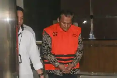 Aparatur Sipil Negara (ASN) Kementerian Perhubungan, Risna Sutriyanto, resmi menjadi tersangka dan ditahan KPK usai pemeriksaan di Gedung Merah Putih, Jakarta, Senin (11/8/2025).