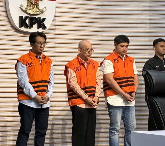 Komisi Pemberantasan Korupsi (KPK) melakukan penahanan terhadap tiga tersangka terkait kasus dugaan gratifikasi pengadaan katalis, Selasa (9/9/2025).