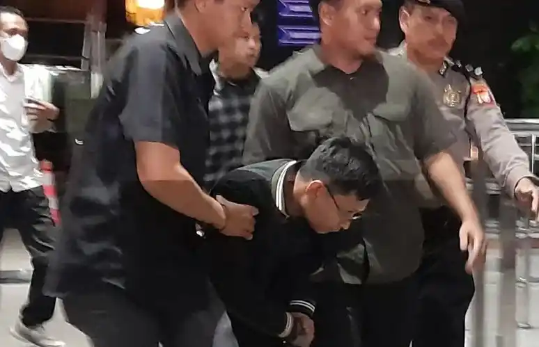 Komisi Pemberantasan Korupsi (KPK) mengamankan pegawai KPK gadungan. Pelaku mengaku sebagai staf dari komisi antirasuah yang diduga melakukan pemerasan.