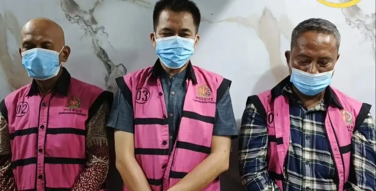 Ketua KPU Prabumulih MD (tengah) bersama Sekretaris KPU inisial YA dan SH selaku Bendahara ditetapkan sebagai tersangka terkait korupsi dana hibah pelaksanaan Pilkada 2024 senilai Rp 6 miliar, Jumat (3/10/2025)