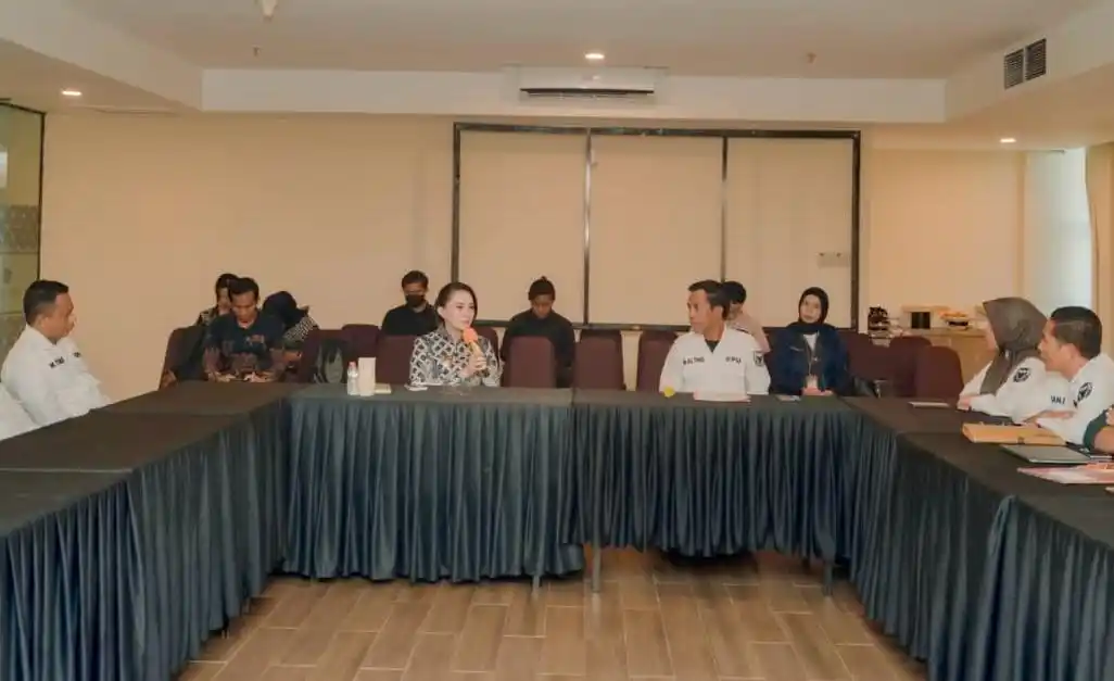 Pertemuan antara Gubernur Sherly Tjoanda dan KPUD Malut berlangsung di Ternate Room, Hotel Bela (Foto: Biro Adpim)