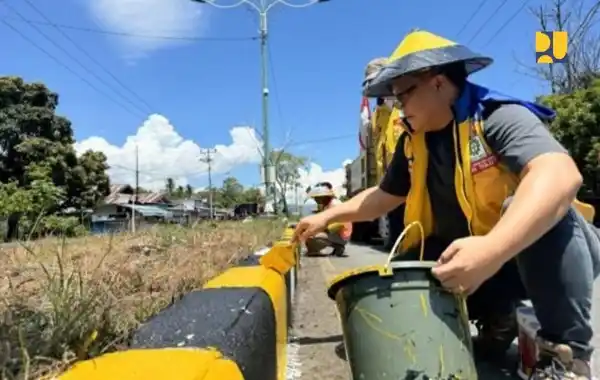 Petugas Kementerian Pekerjaan Umum (PU) melakukan pengecatan Kreb. (foto:Dok PU)