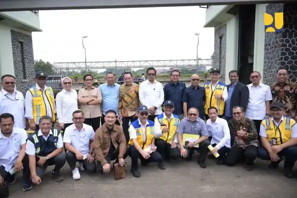 Kunjungan Kerja Spesifik Komisi V DPR RI ke Bekasi meninjau percepatan pengerjaan tujuh paket PU untuk atasi Banjir di Bekasi. (foto: dok/MI/PU)