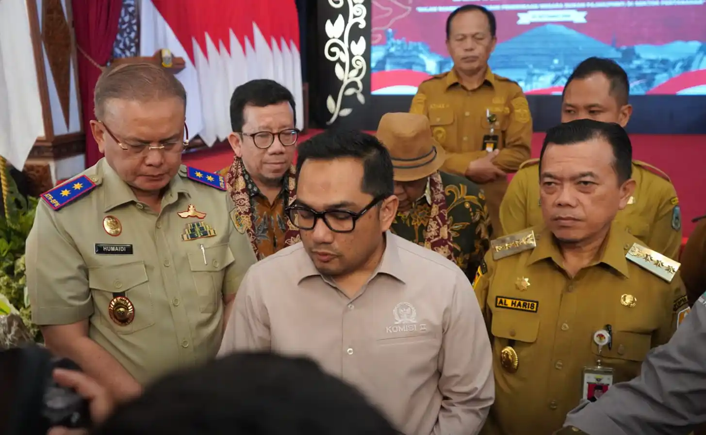 Ketua Komisi II DPR RI, M Rifqinizamy Karsayuda (tengah) didampingi Gubernur Jambi, H Al Haris (kanan) memberi keterangan seusai pertemuan di rumah dinas Gubernur Jambi, Senin (29/9/2025). (Foto : Ist).