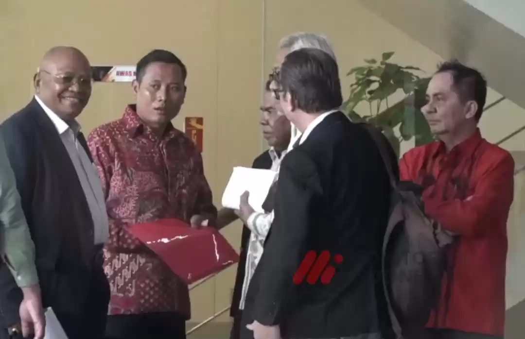 Staf Hasto Kristiyanto, Kusnadi memegang map merah saat di KPK (Foto: Dok MI/Aswan)