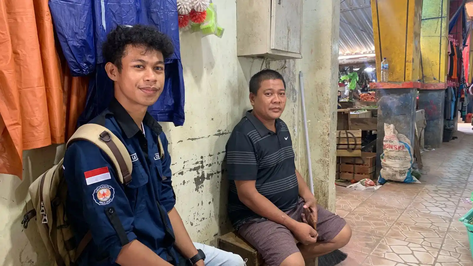 Pedagang kosmetik, Onto (kanan) dan Mahasiswa Fisip UHO, La Dini (kiri) (Foto: Dok MI/La Dini)