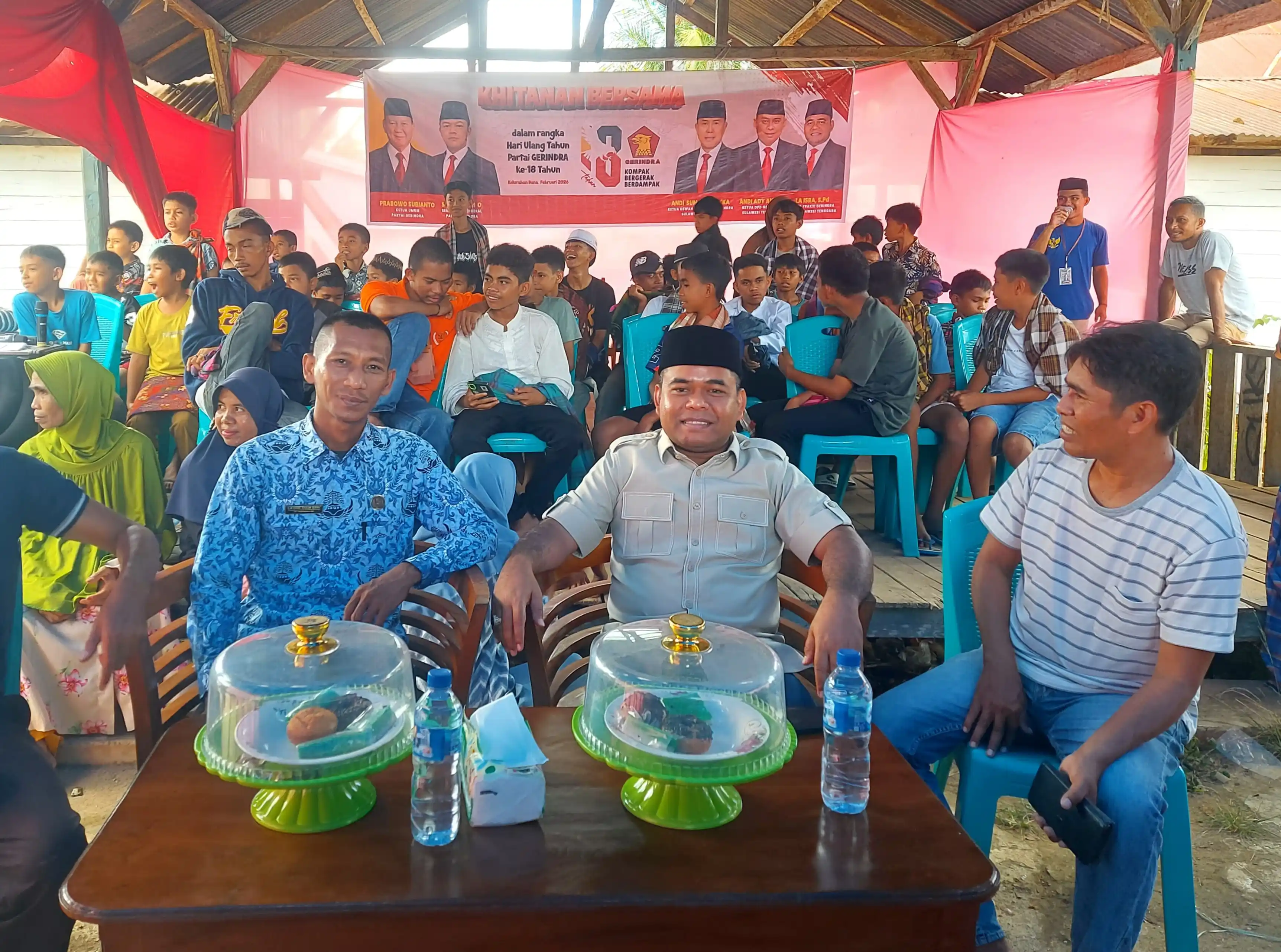 La Isra (Tengah) Anggota DPRD Provinsi Sulawesi Tenggara (Sultra). (Foto: Dok Ist/Alkindi)