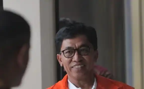 La Ode Gomberto berjalan untuk menjalani pemeriksaan lanjutan di gedung Merah Putih KPK, Jakarta, pada Jumat (19/1/2024)