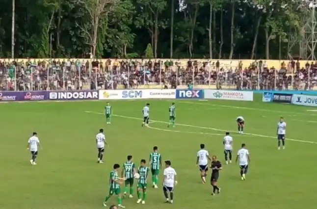 Laga antara PSMS (hijau) melawan tamunya PSPS Pekanbaru (Foto: Dok Ist)