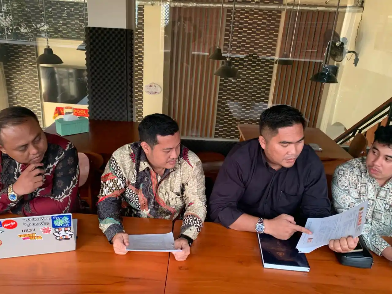 DPD LAKI DKI Jakarta melaporkan Kepala Sekolah SDN Malaka Jaya 04 Pagi dan Kasatlak Duren Sawit ke Inspektorat atas dugaan penggelapan gaji satpam, penyalahgunaan jabatan, dan arogansi dalam pengambilan keputusan yang merugikan masyarakat kecil. Satpam yang bekerja sejak 2022 tidak menerima buku tabungan dan kartu ATM, gaji dibayar tunai, sementara ibunya dilarang berjualan di kantin sekolah.