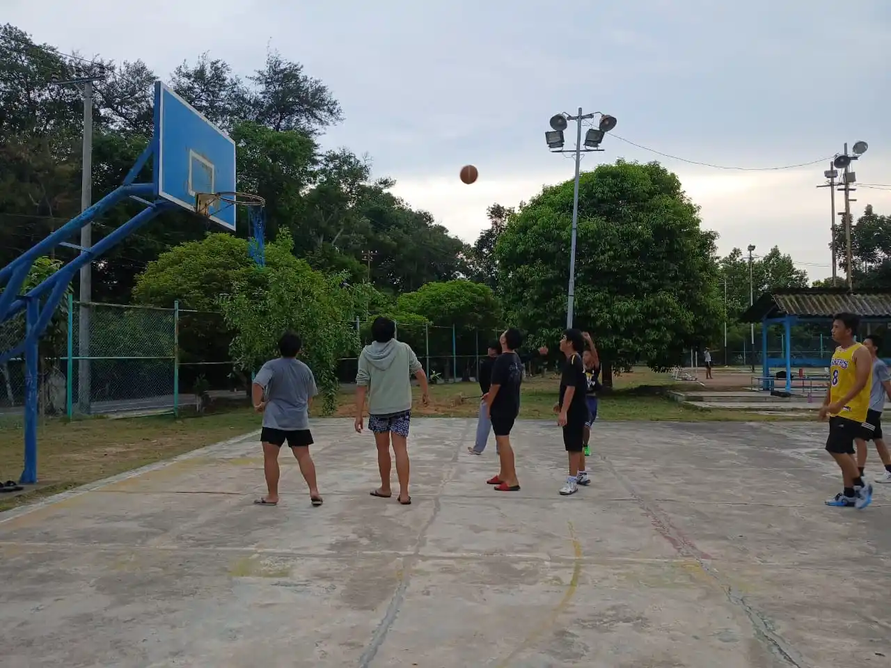 Puluhan Remaja Antusias Berlatih Basket di Lapangan PT Timah [Foto: Doc. PT Timah]