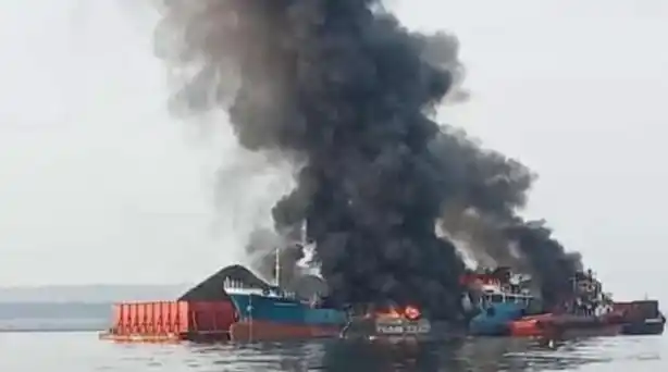 Ledakan Kapal Tanker MT Ronggolawe di Perairan Utara Lamongan, Jawa Timur (Foto: Ist)