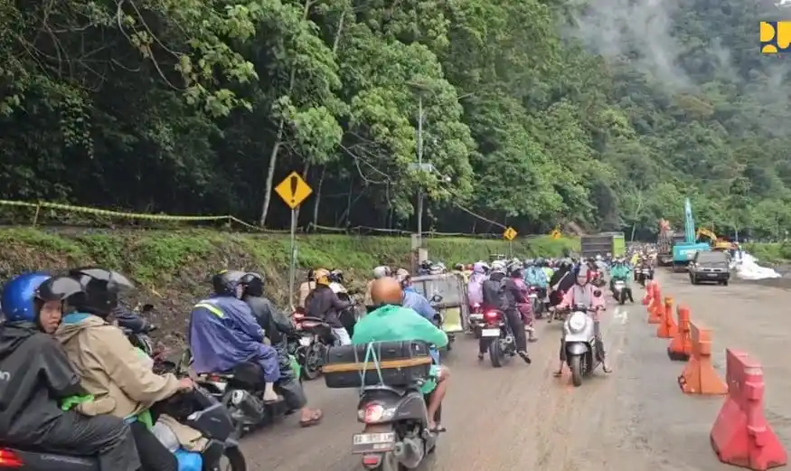 Kementerian Pekerjaan Umum (PU) memastikan Jalan Nasional Bukittinggi–Padang melalui Jalur Lembah Anai mulai hari ini (Selasa, 16 Desember 2025) dibuka secara fungsional terbatas untuk kendaraan roda dua dan roda empat.