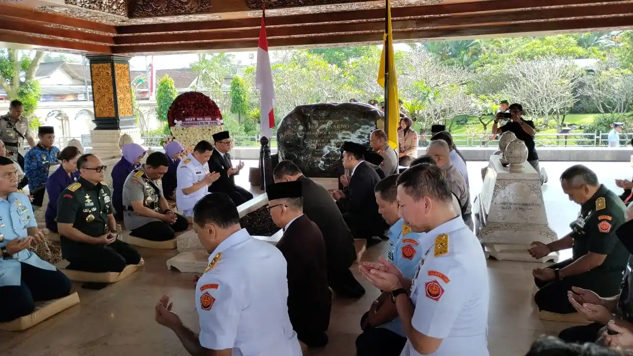 Rombongan Lemhannas RI saat melakukan doa bersama di pusara Makam Bung Karno, pada Jum'at (16/5/2025) (Foto: Dok MI/JK)