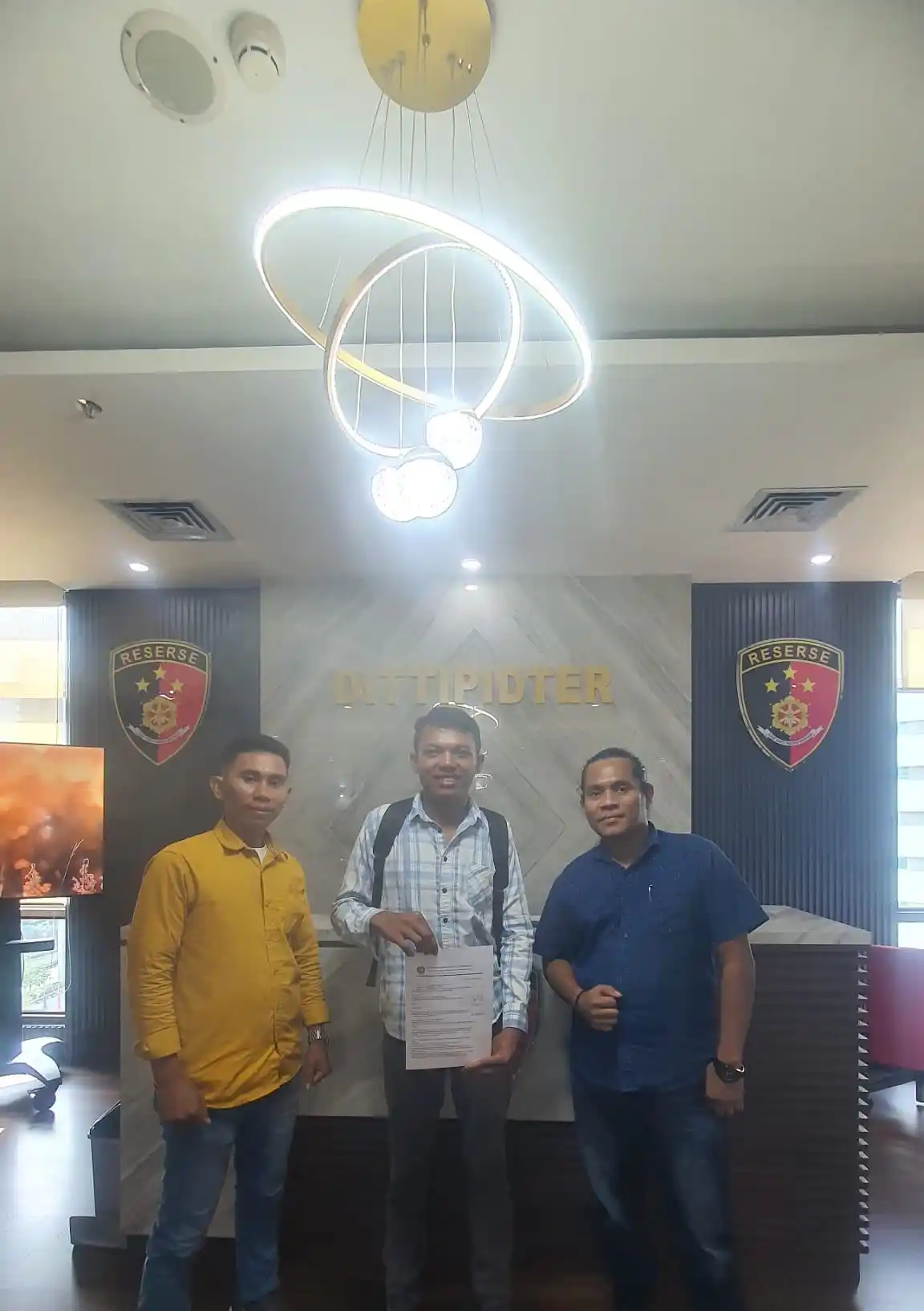 Levi (Tengah) Ketua Ikatan Mahasiswa Sulawesi Tenggara (IM Sultra). (Foto: Dok Ist/Alkindi)