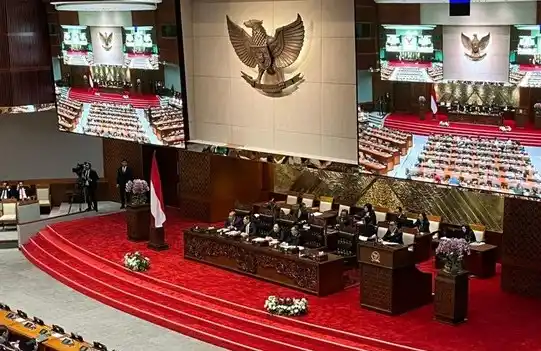 DPR RI menggelar rapat paripurna ke-16 penutupan masa persidangan II Tahun Sidang 2024-2025. Sebanyak 248 anggota DPR hadir dalam rapat paripurna.