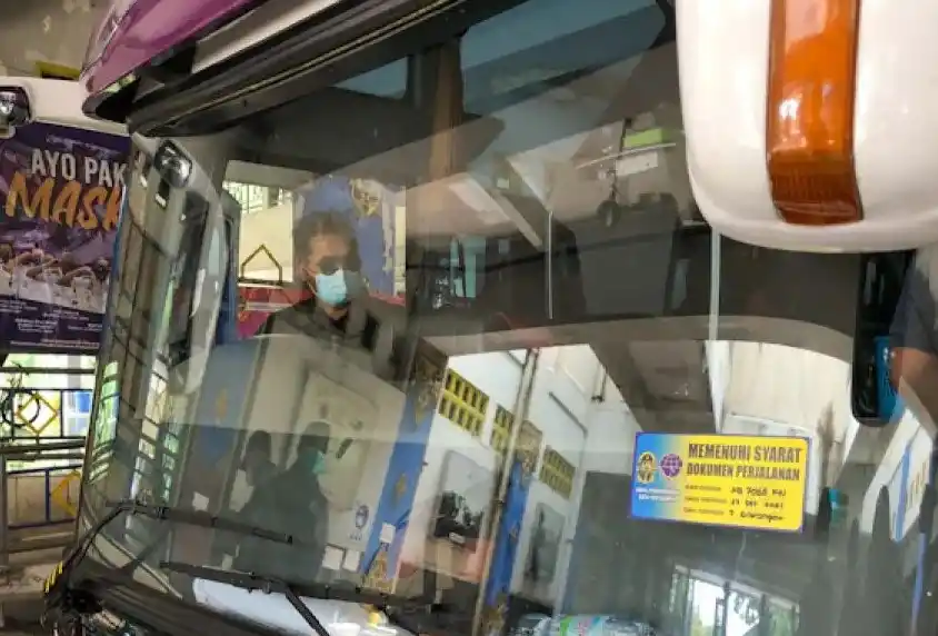 Bus pariwisata yang sudah mendapat stiker lolos skrining di Terminal Giwangan Yogyakarta sehingga diizinkan masuk ke Kota Yogyakarta.