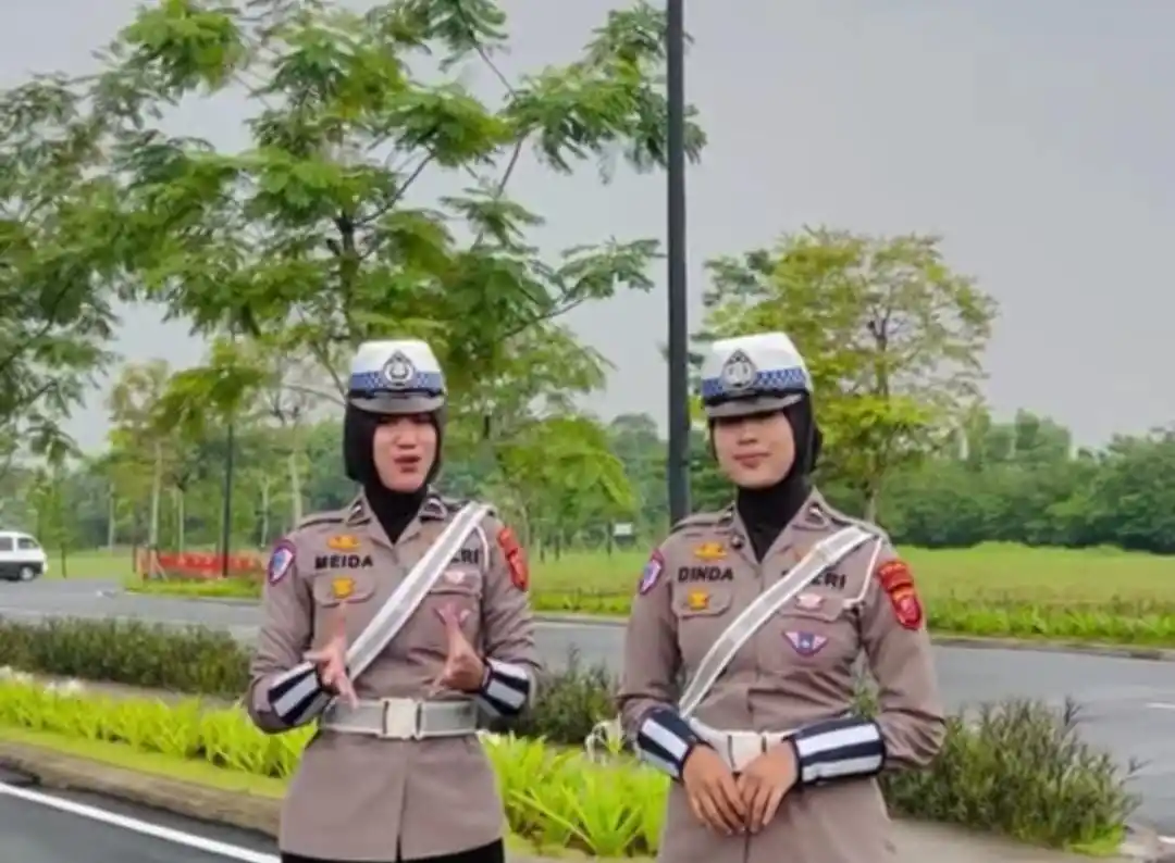 Bripda Meida dan Bripda Dinda, Polwan personel Ditlantas Polda Jabar. (Foto: tangkapan layar Instagram/@rtmcpoldajabar)