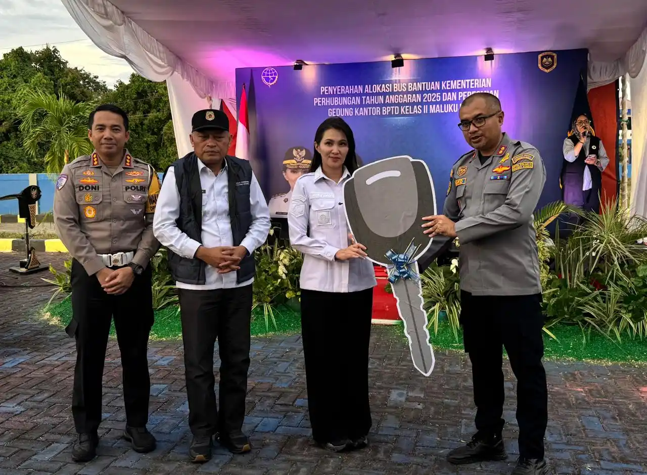 Gubernur Sherly Tjoanda menerima secara simbolis lima unit bus bantuan Kemenhub Tahun Anggaran 2025 dari Kepala BPTD Kelas II Malut, Joko Kusnanto, sekaligus meresmikan Gedung Kantor BPTD Kelas II Malut di Kantor BPTD Kelas II Malut, Sofifi, Rabu 24 Desember 2025. (Foto: MI/Jainal Adaran)