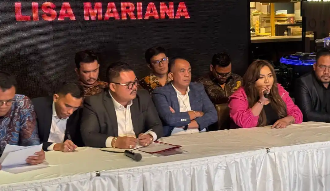 Konfrensi pers Lisa Mariana yang ngaku dihamili mantan Gubernur Jawa Barat Ridwan Kamil, pada Jumat (11/4/2025)  (Foto: Dok MI)