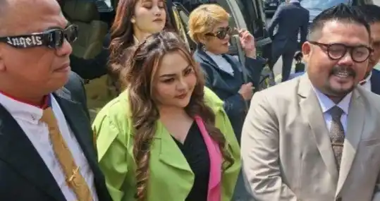 Lisa Mariana bersama kuasa hukumnya di Pengadilan Negeri Kota Bandung (Foto: Ist)