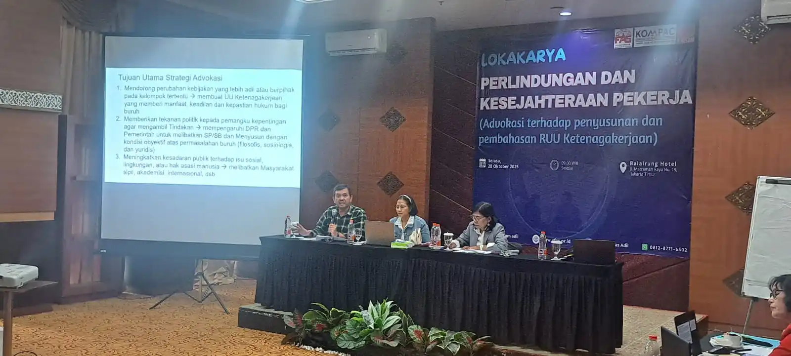 Sekretaris Jenderal (Sekjen) Organisasi Pekerja Seluruh Indonesia (OPSI) Timboel Siregar (kiri), peneliti masalah Ketenagakerjaan Universitas Parahyangan Bandung, Indrasari Tjandraningsih (tengah) dan Moderator Endang Rokhani (kanan) (Foto: Adelio Pratama)