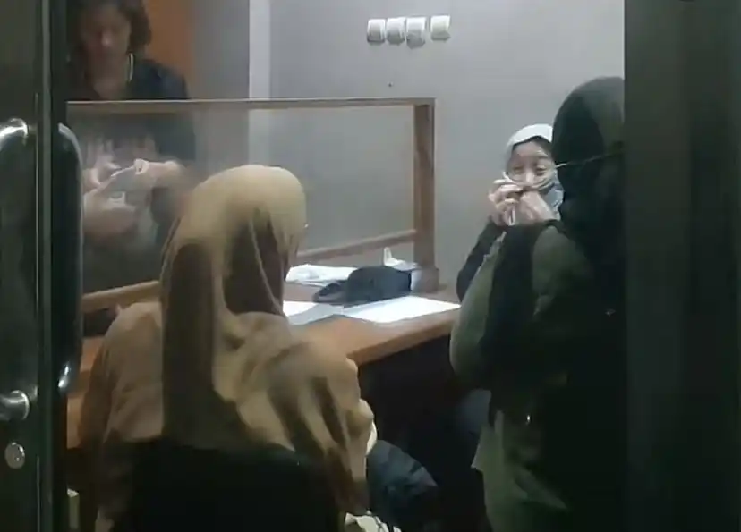 Lolly Anak Nikita Mirzani (kerudung putih) saat di Polres Jakarta Selatan [Foto: Doc. MI]