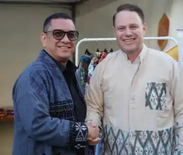 Lord Mayor Brisbane mengapresiasi produk-produk UMKM binaan Pertamina, karena kualitas produk Indonesia diterima oleh masyarakat Brisbane. [Foto: Dok. Pertamina]