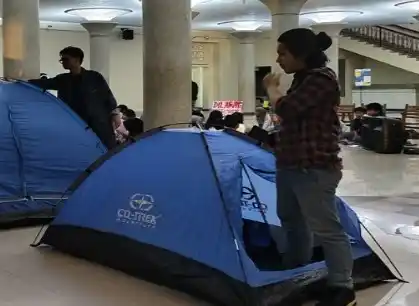Mahasiswa UGM menggelar aksi di halaman Balairung kampus (Foto: Repro)