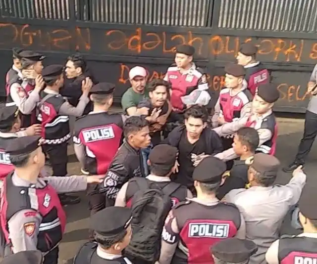 Sejumlah mahasiswa dilaporkan ditangkap dan ditahan oleh aparat kepolisian saat menggelar aksi unjuk rasa di depan Gedung DPR/MPR RI pada Kamis (9/5/2025). (Foto: Dok MI/Aswan)