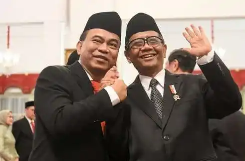 Menteri Komunikasi dan Informatika (Menkominfo) Budi Arie Setiadi (kiri) bersalaman dengan Menko Polhukam Mahfud MD usai dilantik sebagai menteri di Istana Negara, Jakarta, Senin (17/7/2023).