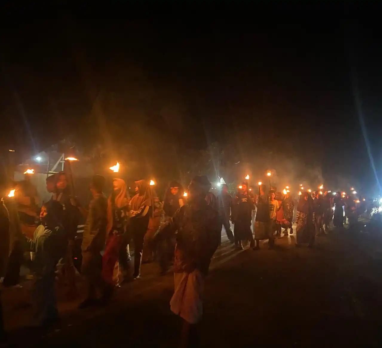 Warga Desa Guali, Muna Barat, Sulawesi Tenggara (Sultra) menggelar kegiatan takbir keliling menyambut Idul Adha 1446 H, Minggu (30/3/2025) malam. (Foto: Dok MI/Din)