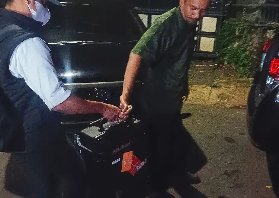 KPK menggeledah rumah anggota DPR, Heri Gunawan, di Kawasan Ciputat, Tangerang Selatan, Banten terkait penyidikan kasus gratifikasi dana CSR Bank Indonesia dan Otoritas Jasa Keuangan pada 2019-2024.