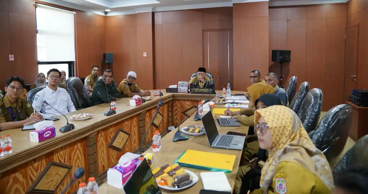 Wagub Sarbin Sehe saat memimpin rapat bersama jajaran RSJ Sofifi di ruang kerjanya, Senin 21 Juli 2024. (Foto: Biro Adpim Malut)