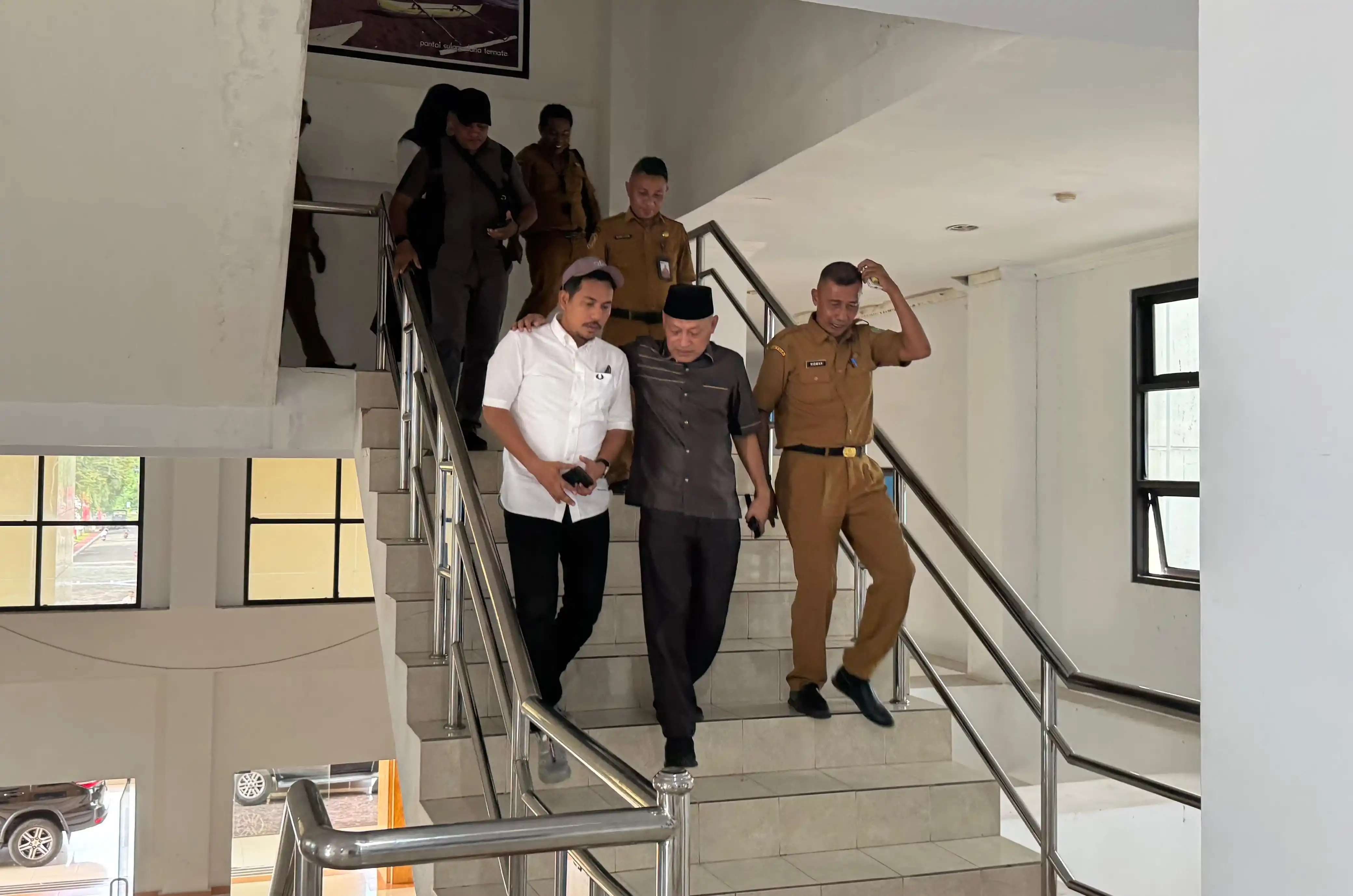 Wagub Malut terpilih, Sarbin Sehe, tampak merangkul Kabag Umum DPRD Malut, Zulkifli Bian, saat turun dari lantai tiga menuju lantai satu setelah meninjau ruang kerja wagub di kantor gubernur Malut, Selasa, 11 Februari 2025. Mereka didampingi oleh Kabag Protokol Biro Adpim, Nasrin A. Djabar, Kabag Humas Biro Adpim, Ridwan Harun, dan sejumlah ajudan. (Foto: dok MI/Rais Dero)