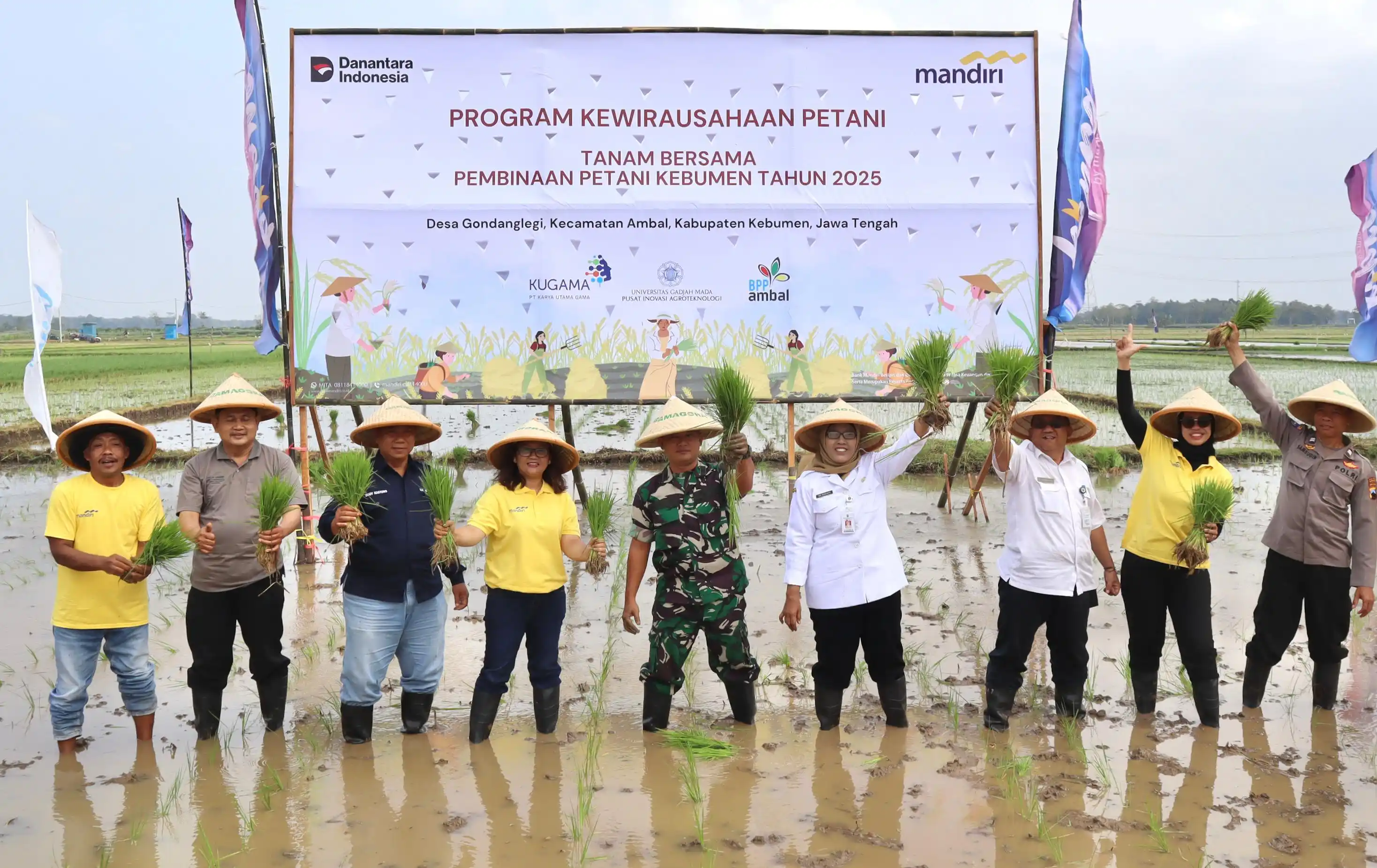Bank Mandiri bekerja sama dengan Universitas Gadjah Mada (UGM) menggelar Tanam Bersama Pembinaan Petani Kebumen, pada Rabu (13/8/2025). [Foto: Doc. Mandiri]