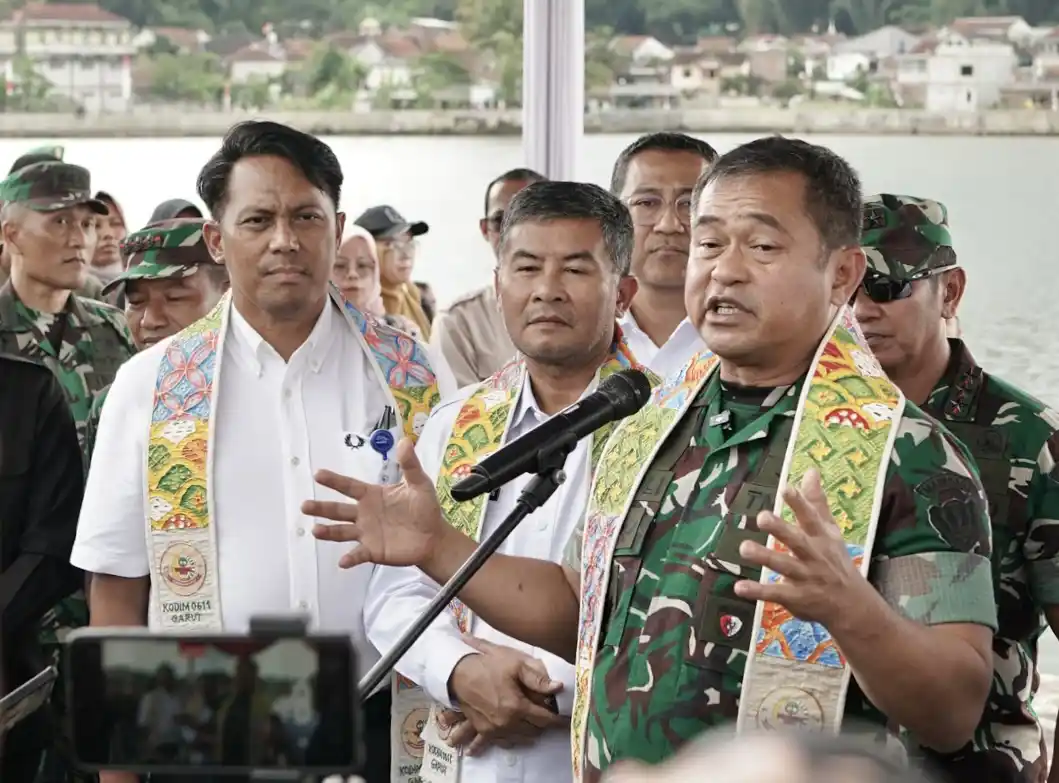 Mandiri Sahabat Desa Kolaborasi dengan TNI Gerakkan Ekonomi Lewat Aksi Bersih Waduk di Jawa Barat [Foto: Doc. Mandiri]