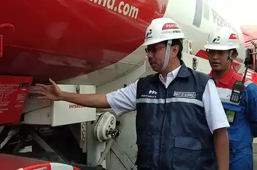 Mantan Direktur Pemasaran Retail Pertamina Mas'ud Khamid (kiri) saat memantau kesiapan BBM untuk arus mudik di Depo Pertamina Malang, Rabu (13/6/2018)