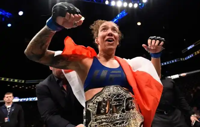 Mantan juara kelas bulu Ultimate Fighting Championship (UFC) Germaine de Randamie (Foto: Antarar)