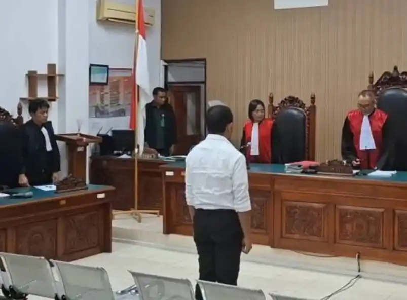 Mantan Kapolres Ngada AKBP Fajar Widyadharma Lukman Sumaatmaja saat menghadiri sidang vonis (Foto: Dok MI/Antara)