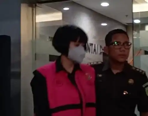Tersangka kasus perintangan penyidikan maupun penuntutan (obstruction of justice), MS (Marcella Santoso) selaku advokat, dibawa oleh penyidik menuju mobil tahanan di Gedung Kejaksaan Agung, Jakarta, Selasa (22/4/2025)