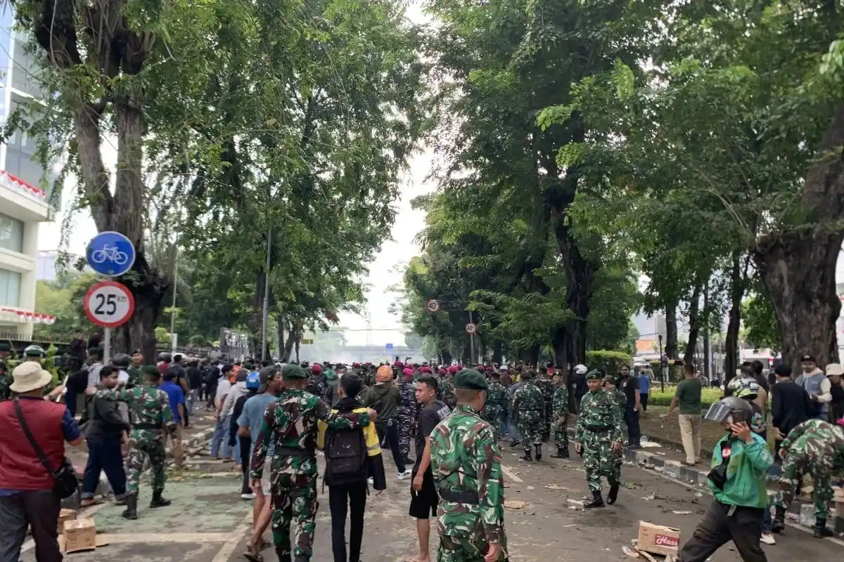 Ratusan massa berdemo di depan Markas Komando (Mako) Brimob Kwitang, Jakarta Pusat [Foto: Ant]